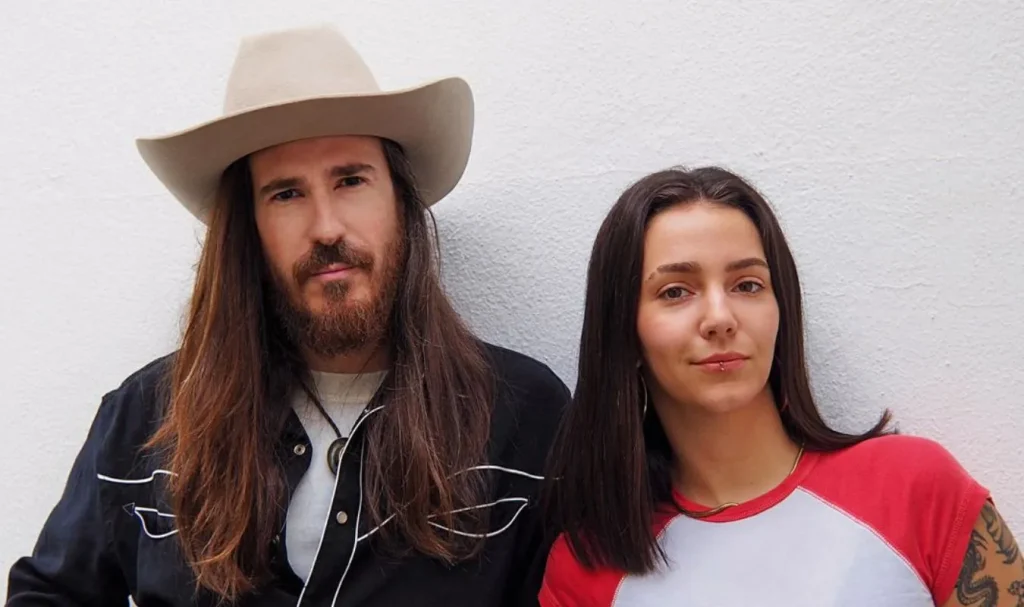 Suu y Carlos Sadness se unen en "Un Rayito"
