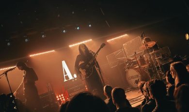 .A. Williams tocando la guitarra en el escenario oscuro de la Sala Villanos en Madrid